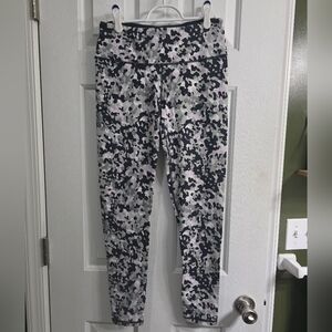 Victoria Sport Camo Knockout Leggings